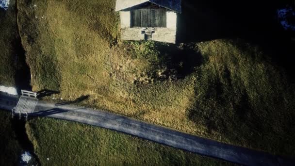 Pequena cabana usada como celeiro nas montanhas dos Alpes — Vídeo de Stock