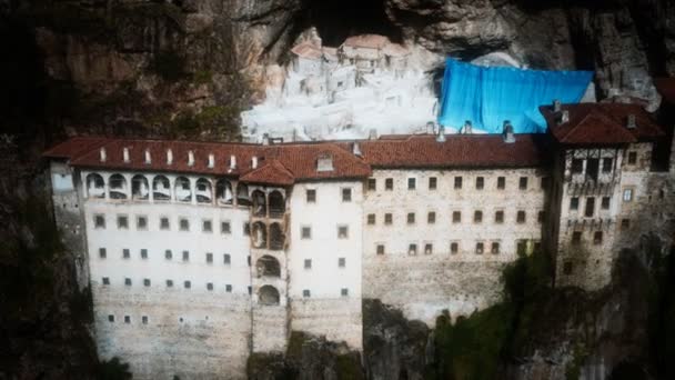 Monasterio de Sumela en la montaña rocosa — Vídeos de Stock