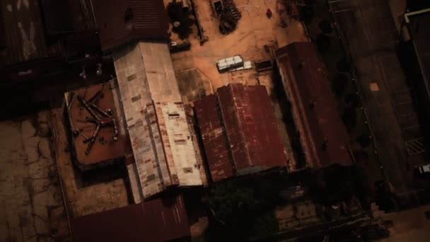 Zona industrial abandonada com edifícios de fabricação de armazém e fábrica antiga — Vídeo de Stock