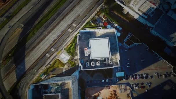 Pemandangan udara dari pusat perbelanjaan kota kecil dengan parkiran — Stok Video
