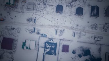 Kışın erken saatlerinde taze kar altında huzurlu küçük bir kasaba.