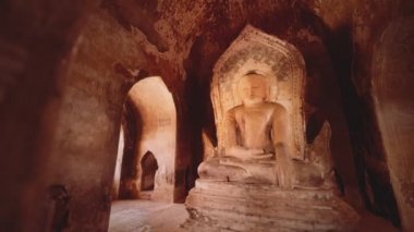 Buda heykeli Bagan Myanmar 'daki isimsiz basit bir tapınağın içinde.