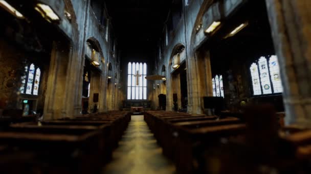 Histórico e belo Interoir de Todas as Relíquias Pela Igreja Torre — Vídeo de Stock