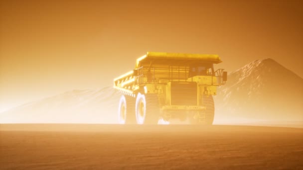 Camión minero amarillo grande en el polvo en la carrera — Vídeos de Stock