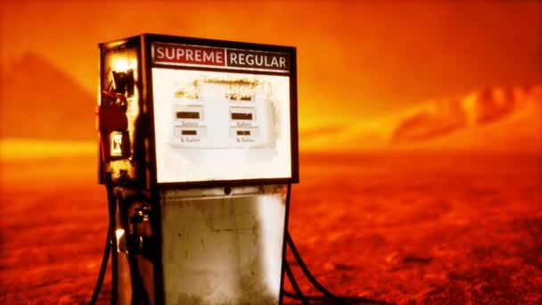 사막에서 버려진 오래 된 녹슨 가스 펌프 — 비디오