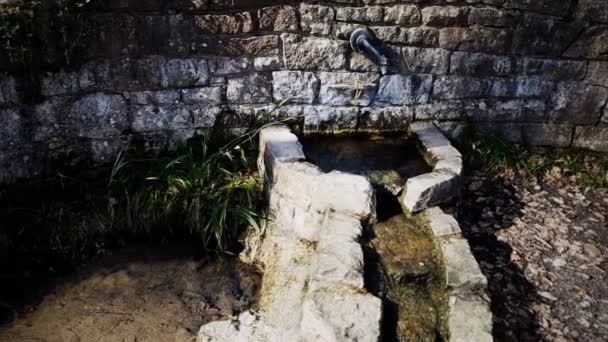 Antiguo pozo de agua tradicional histórico en un pueblo — Vídeo de stock