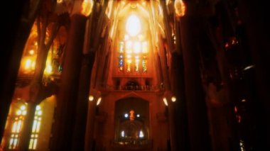 La Sagrada Familia 'nın İçi