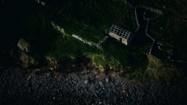 Vista de una costa en las Islas Feroe al atardecer — Vídeos de Stock