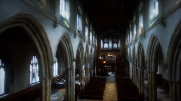 Iglesia St. Giles Without Cripplegate ubicada en Barbican Estate en Londres — Vídeo de stock