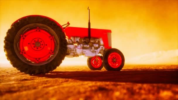 Çöldeki bir çiftlikte antika traktör. — Stok video