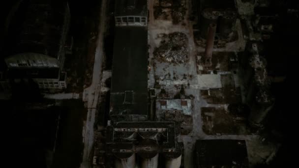 Terbengkalai batu bata dan paving slabs pabrik di malam hari — Stok Video