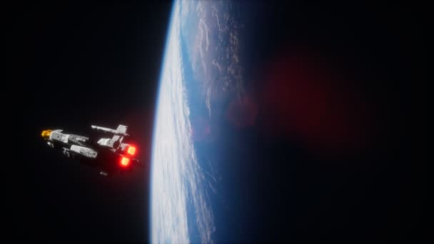 Dünya 'nın yakınındaki fütürist uzay gemisi. Bu görüntünün elementleri NASA tarafından desteklenmektedir — Stok video