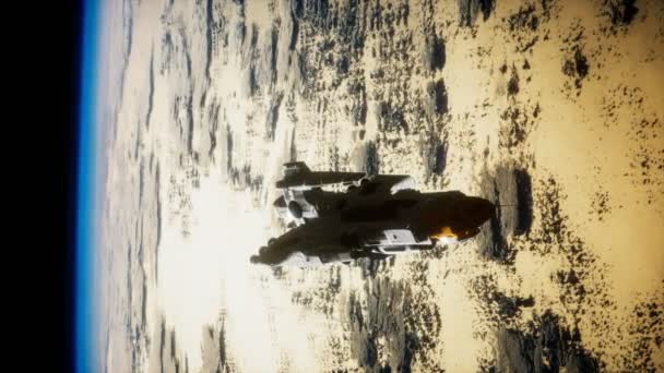 Futurystyczny statek kosmiczny w pobliżu Ziemi. Elementy tego obrazu dostarczone przez NASA — Wideo stockowe