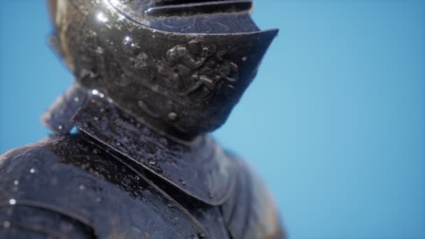 Ortaçağ şövalyesinin zırhı. Askerin metal koruması. — Stok video