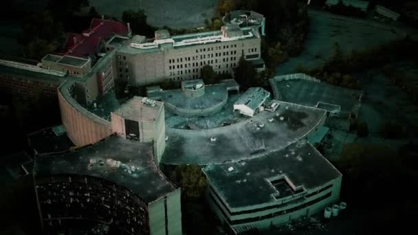 Letecká opuštěná nemocnice v noci — Stock video