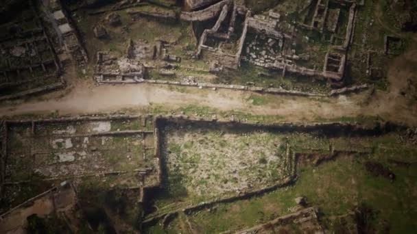 Vista aérea del dron de las ruinas del antiguo castillo — Vídeo de stock