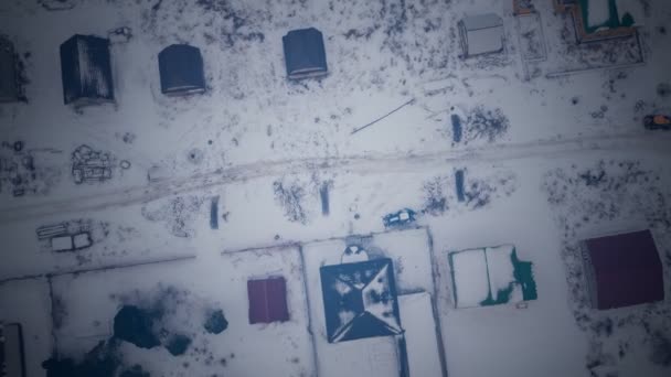 Pequena cidade pacífica sob neve fresca no início da manhã no inverno — Vídeo de Stock