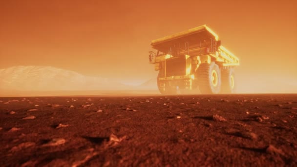 Μεγάλο κίτρινο φορτηγό εξόρυξης στη σκόνη κατά την καριέρα — Αρχείο Βίντεο