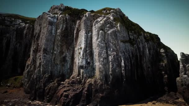 La costa del océano Atlántico con acantilado rocoso — Vídeos de Stock
