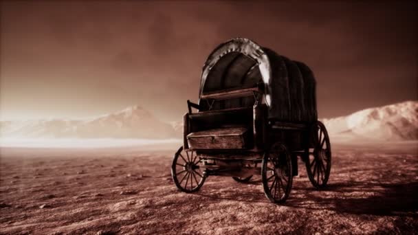 Lienzo cubierto carro retro en el desierto al atardecer — Vídeos de Stock