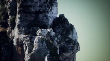 Morro Itacolomi 'nin keskin kumtaşı kayalıkları