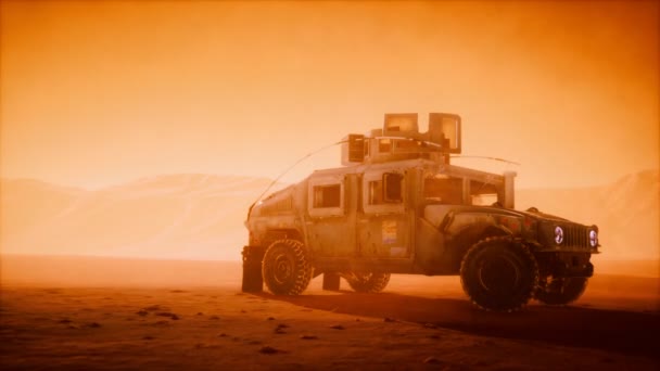 Katonai járőrkocsi naplementekor a sivatagi viharban — Stock videók