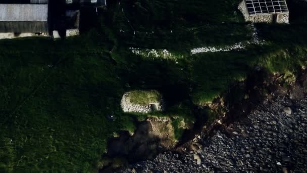 Gün batımında Faroe Adaları 'ndaki bir sahil şeridine bak. — Stok video