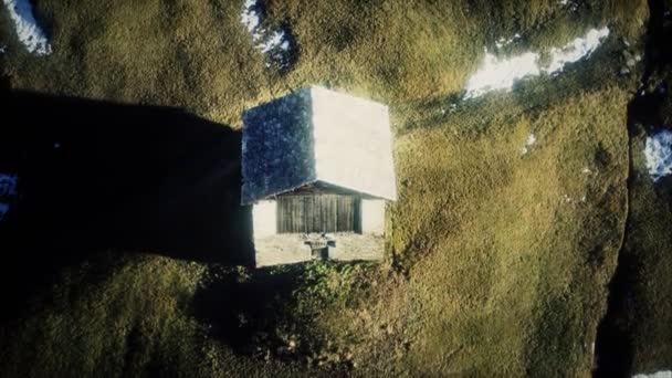 アルプス山脈の納屋として使われていた小屋 — ストック動画