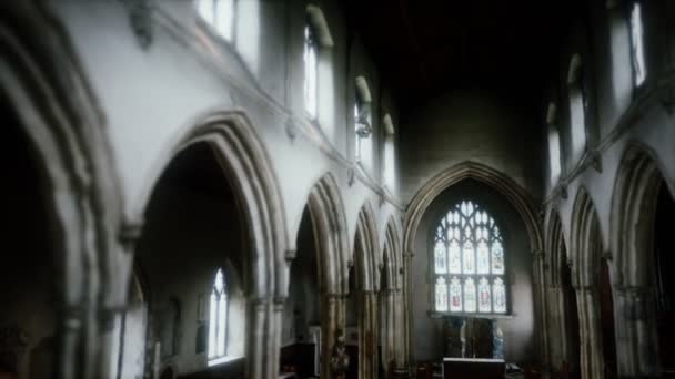 ロンドンのバービカン・エステートにある聖ジャイルズ教会 — ストック動画