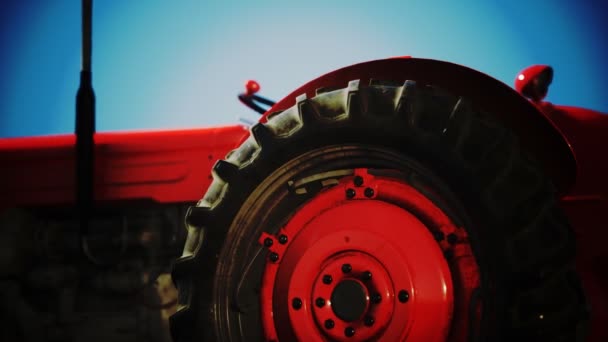 Eski model retro traktör — Stok video