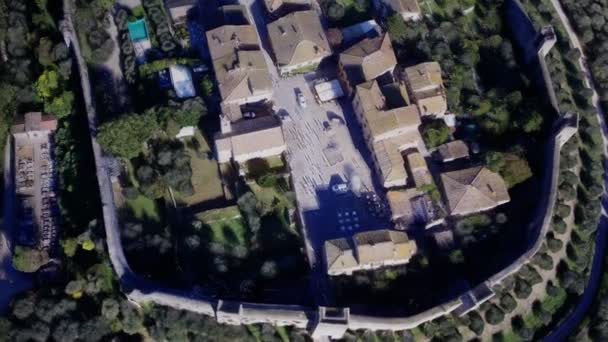 Luchtfoto van Monteriggioni stad — Stockvideo