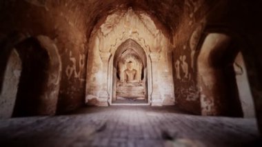 Buda heykeli Bagan Myanmar 'daki isimsiz basit bir tapınağın içinde.