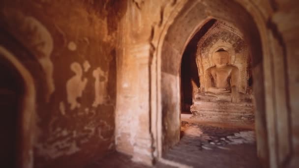Socha sedícího Buddhy uvnitř jednoduchého chrámu bez názvu v Bagan Myanmaru — Stock video