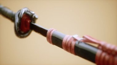 Parlak arkaplanda süsleri olan Asyalı bir katana.