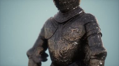 Ortaçağ şövalyesinin zırhı. Askerin metal koruması.