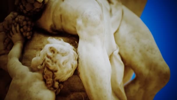 Antická socha z bílého mramoru — Stock video