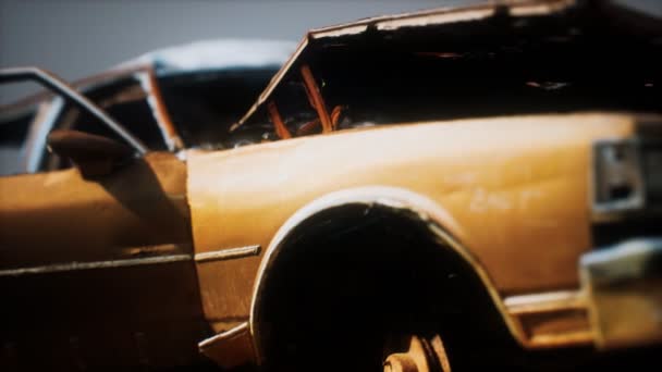 Eski paslı ezilmiş araba — Stok video