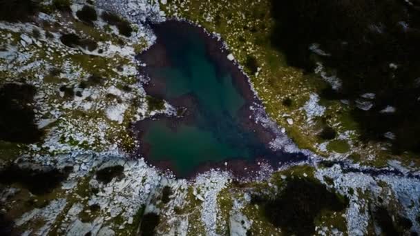 Lake In Heart Shape Uitzicht vanuit de lucht — Stockvideo