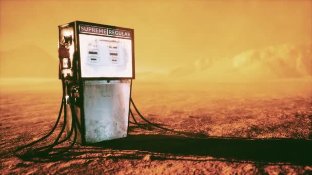Μια παλιά σκουριασμένη αντλία αερίου εγκαταλειμμένη στην έρημο. — Αρχείο Βίντεο