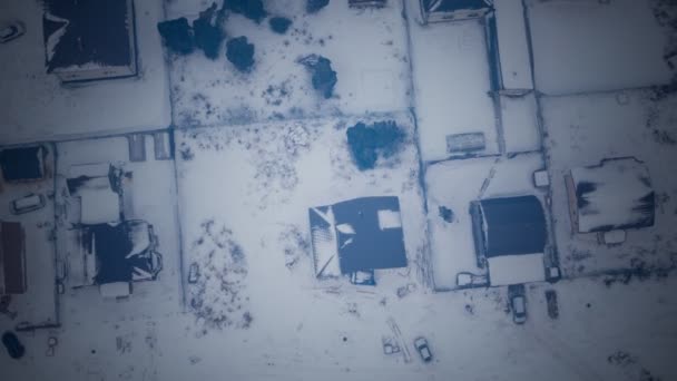 Kışın erken saatlerinde taze kar altında huzurlu küçük bir kasaba. — Stok video