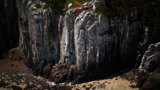 La costa del océano Atlántico con acantilado rocoso — Vídeos de Stock