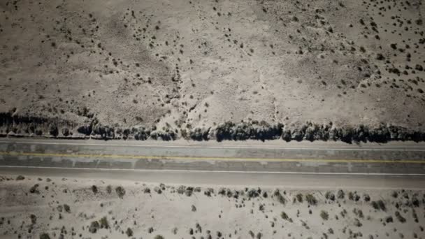 Route panoramique à travers le paysage désertique de l'Utah, États-Unis — Video