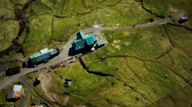 Faroe Adaları 'ndaki yeşil manzaranın havadan görünüşü