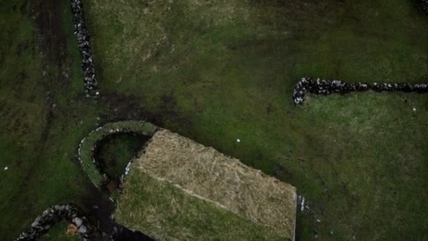Historyczny kamienny dom z dachem murawy na Wyspach Owczych — Wideo stockowe