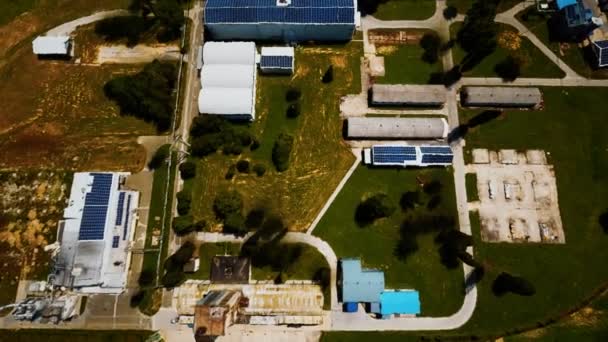 Bovenaanzicht van huizen met zonnedakpanelen — Stockvideo