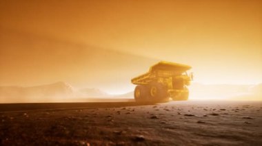 Kariyerinde büyük sarı maden kamyonu tozlandı.