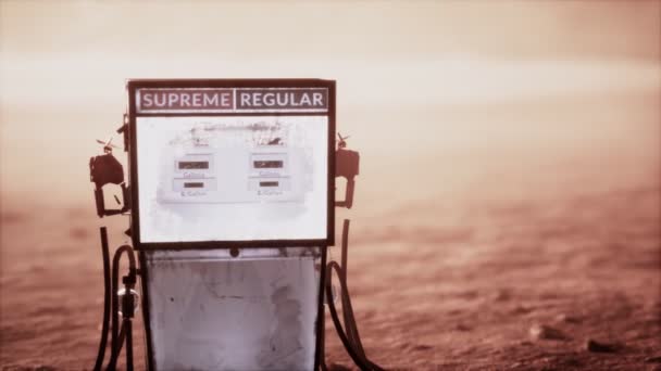 Una pompa di gas arrugginita vintage abbandonata nel deserto — Video Stock