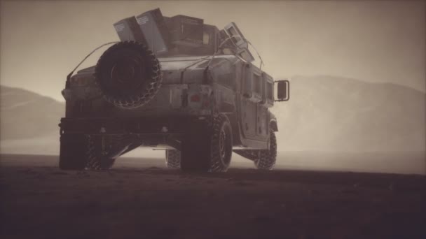 해 가 지는 사막의 폭풍 속에서 군인 순찰차 — 비디오