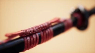 Parlak arkaplanda süsleri olan Asyalı bir katana.