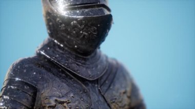 Ortaçağ şövalyesinin zırhı. Askerin metal koruması.